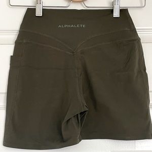 Alphalete 4" pocket short in olive green - M